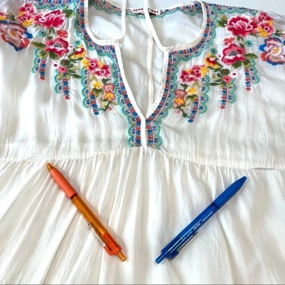 Johnny Was White Embroidered Floral Boho Peasant Top - Picture 8 of 10